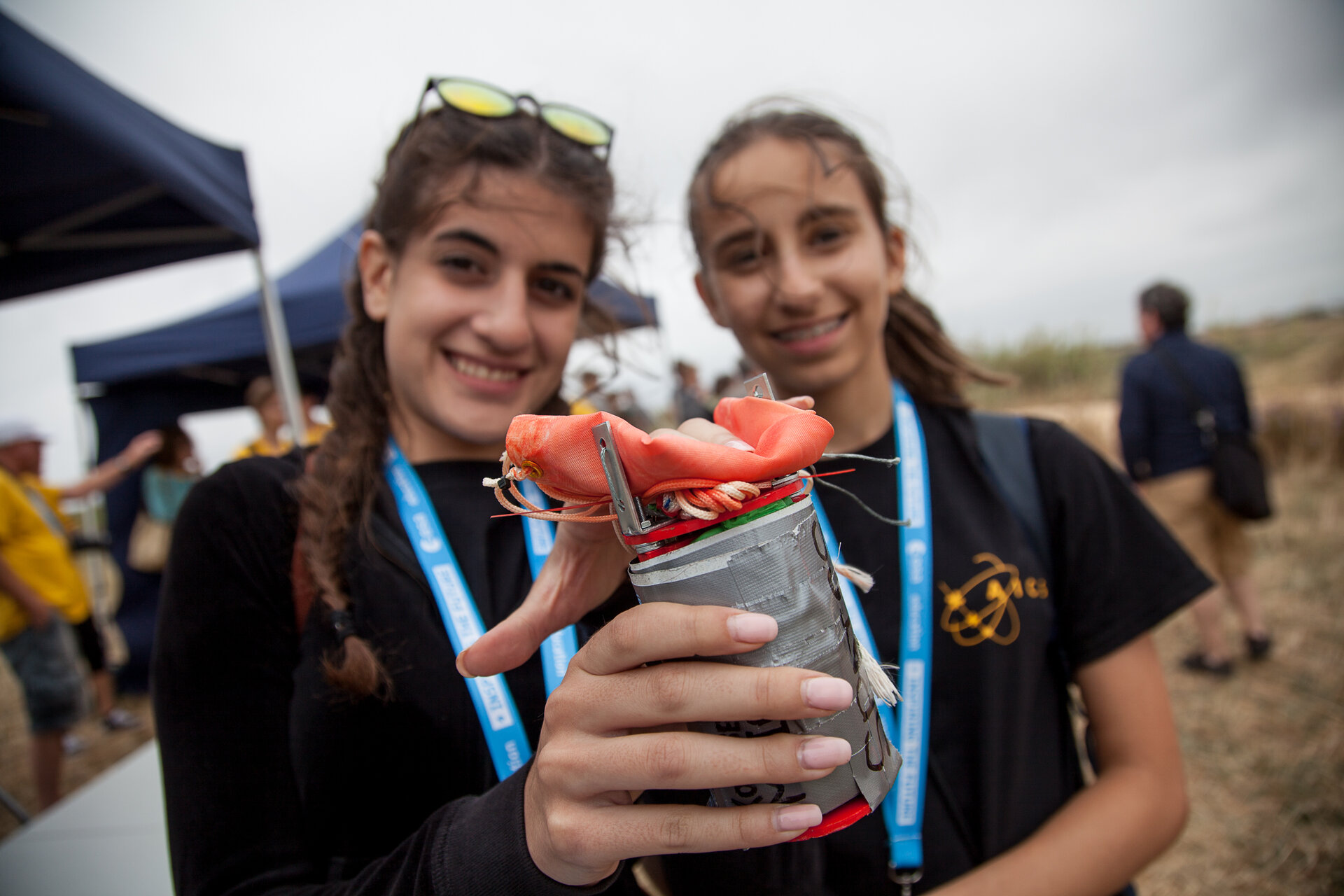 Estudantes com o seu CanSat na campanha de lançamento do CanSat 2016