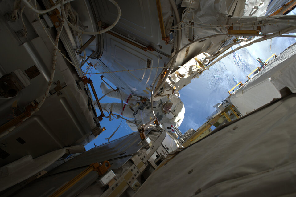 Kosmonaut Shane Kimbrough během výstupu do otevřeného prostoru