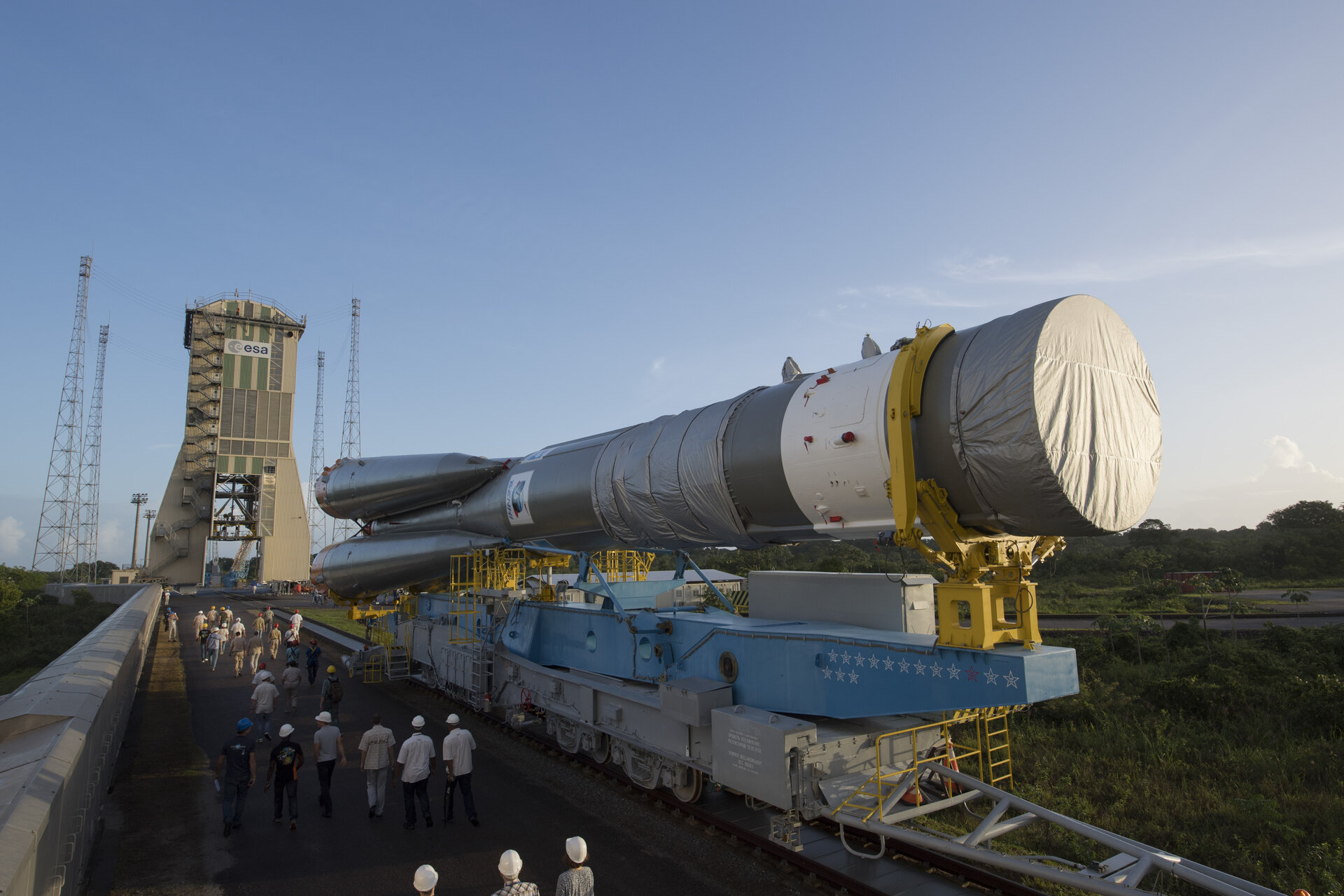 Soyuz VS16 transfer from MIK to launch zone