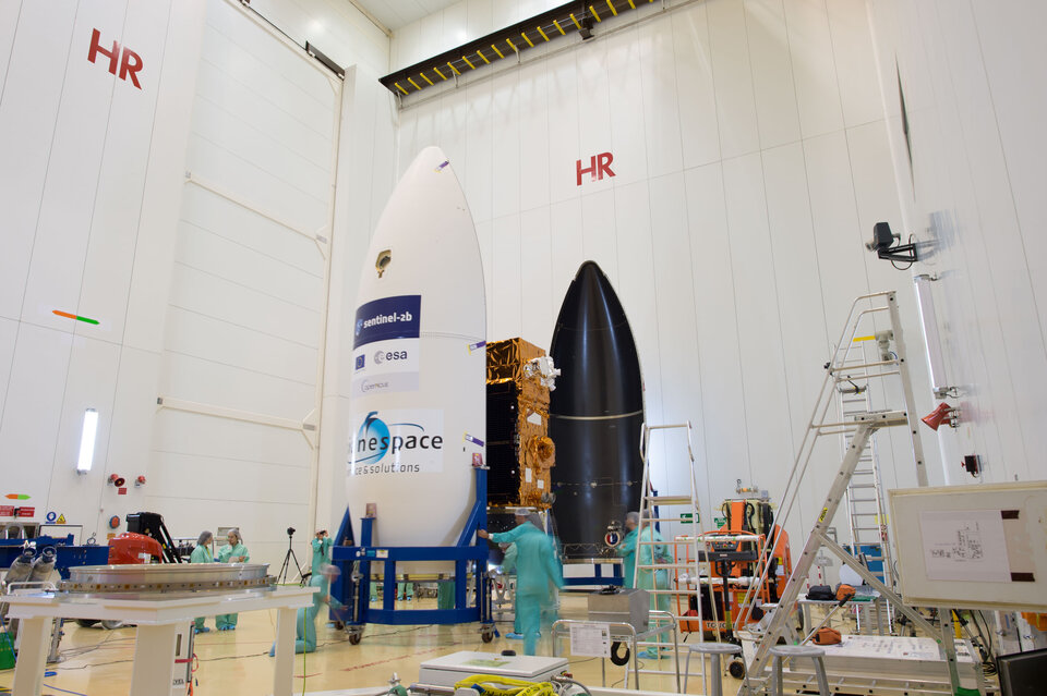 Closing Sentinel-2B fairing