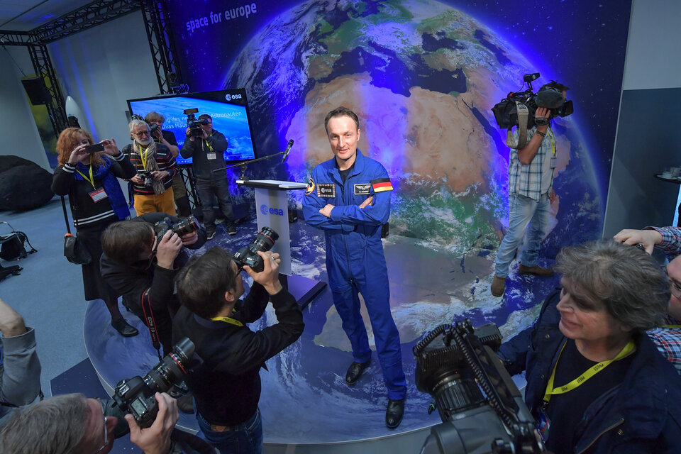 ESA-Astronaut Dr. Matthias Maurer beantwortet Fragen der Journalisten. 