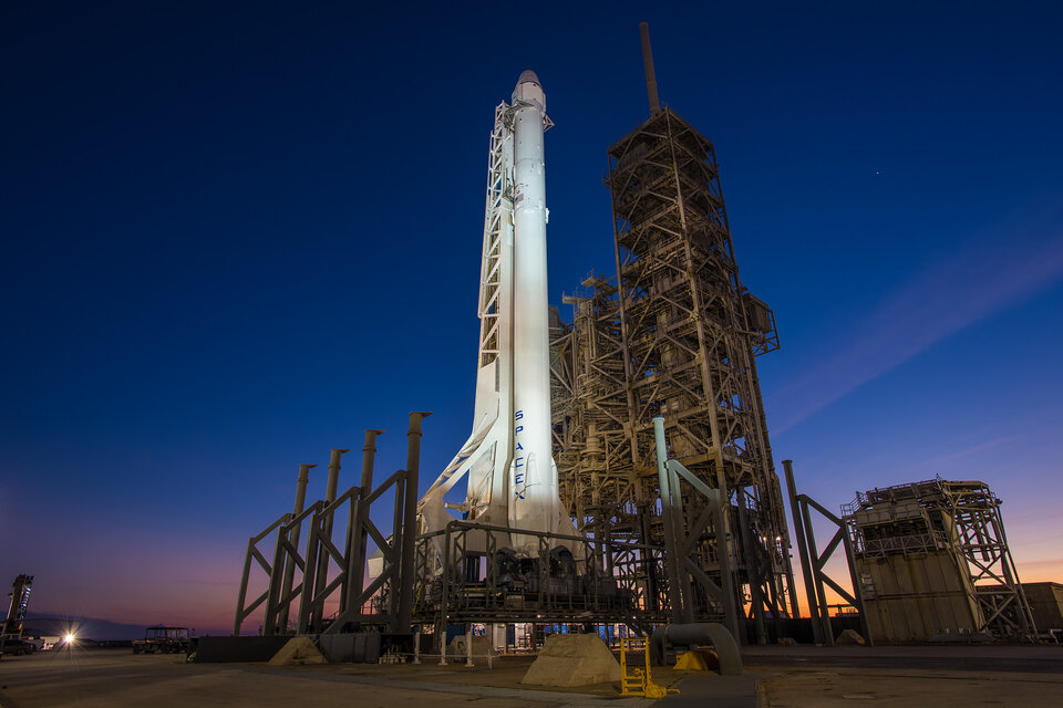 Kosmická raketa Falcon 9 s lodí Dragon