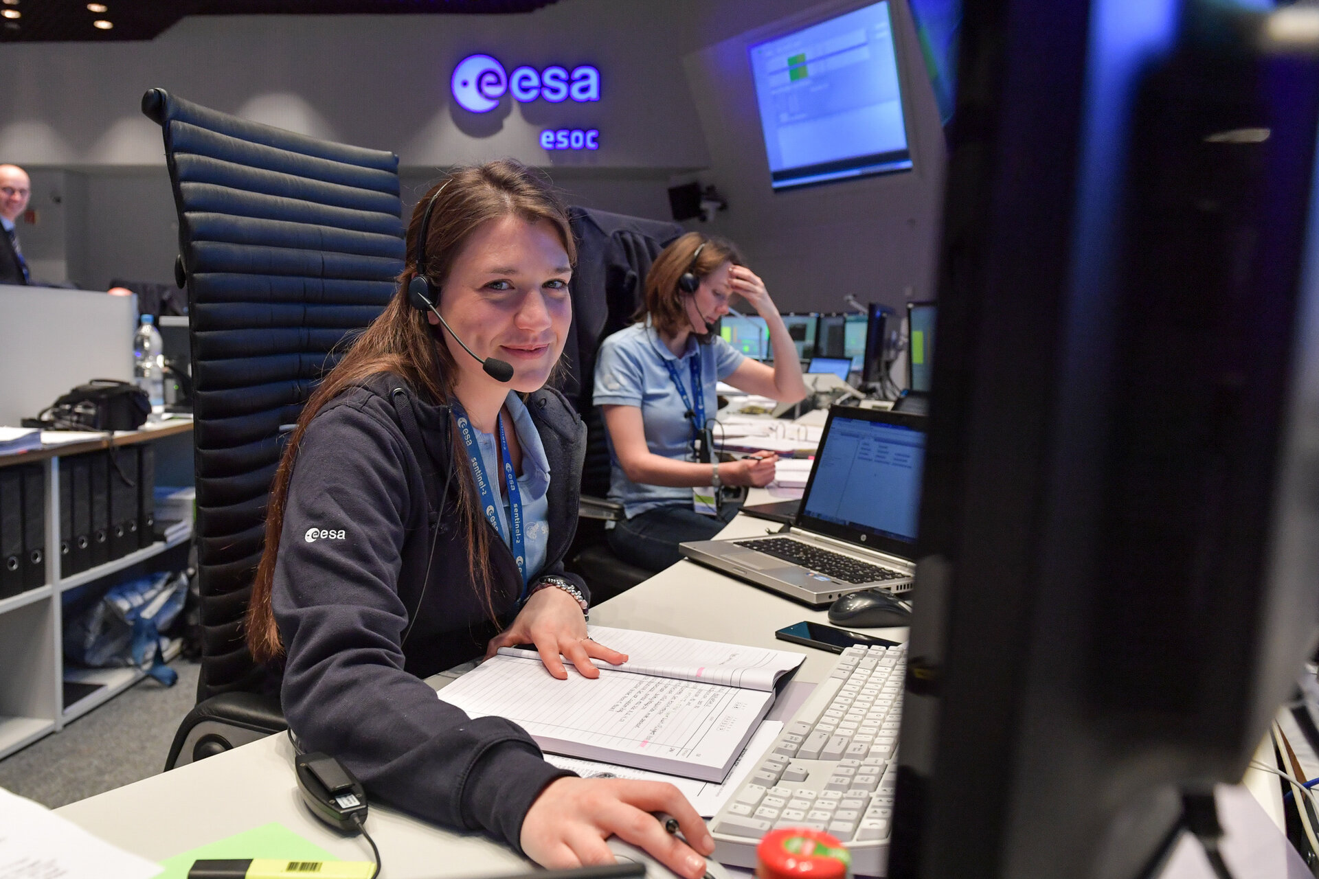Mit einem 3- bis 6-monatigen Praktikum bei der ESA sammelst Du erste Erfahrungen und erhältst spannende Einblicke in die Arbeit am Satellitenkontrollzentrum ESOC.