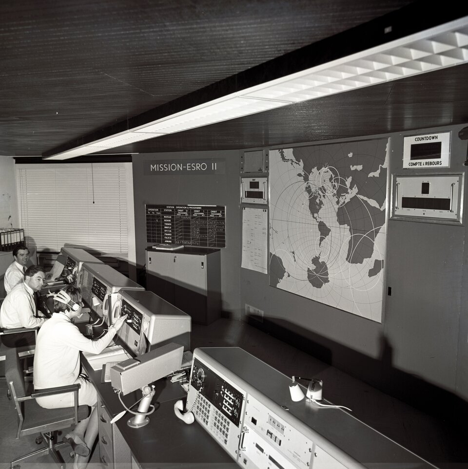 Der Missionskontrollraum von ESRO-2. Die Aufnahme stammt aus dem Jahre 1968. 