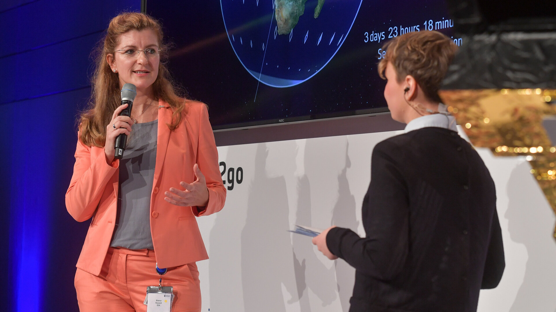 Bianca Hörsch (links) ist als Missionsmanagerin verantwortlich für die Erdbeobachtungssatelliten Sentinel-2A und -2B