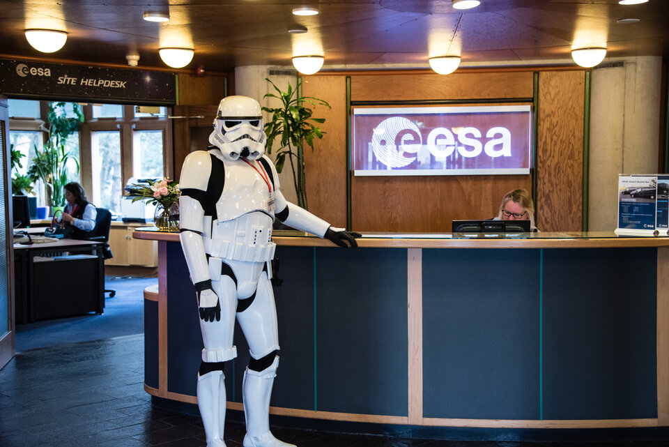 Deze Stormtrooper is al klaar voor de open dag bij ESTEC