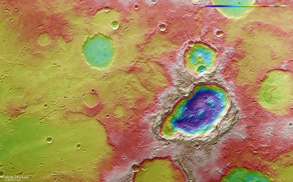 Topografia de uma cratera tripla