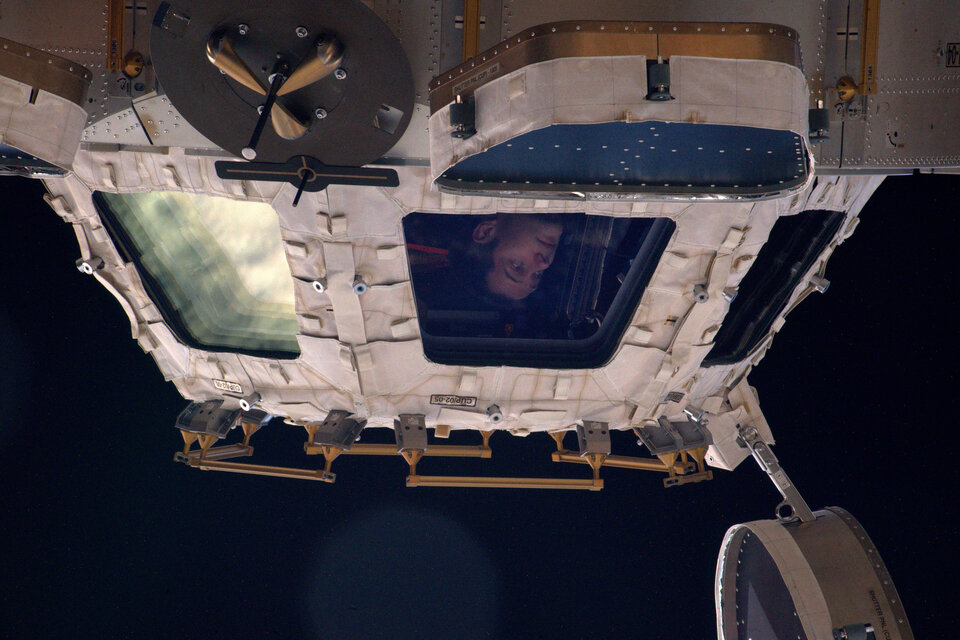 Thomas Pesquet regarde la Terre depuis la Cupola de la Station spatiale internationale