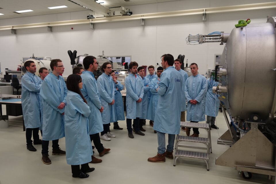 Equipos de estudiantes durante una visita a las instalaciones de ESTEC