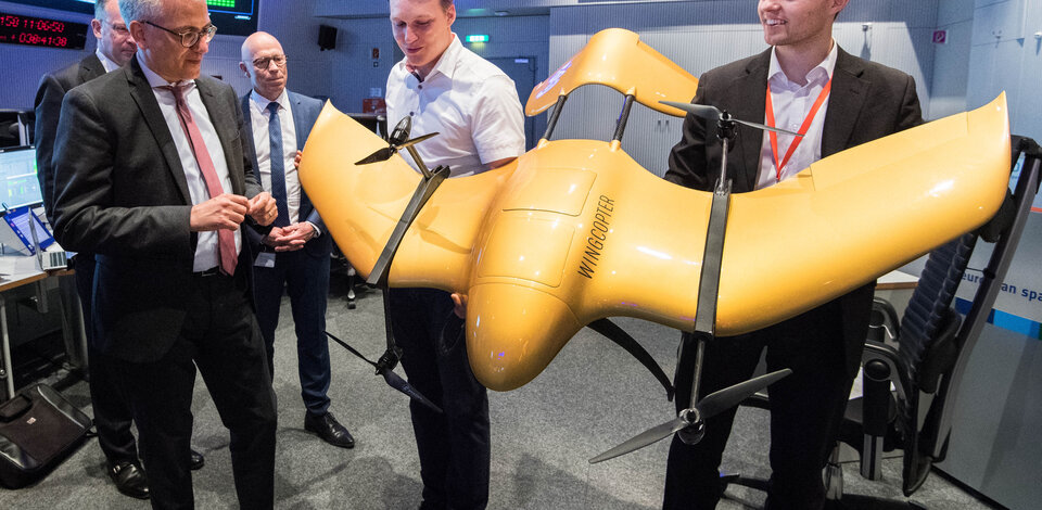 Zukunft der unbemannten Luftfahrt trifft auf ESA-Raumfahrtbetrieb in Darmstadt - Hessen Wirtschaftsminister Tarek Al-Wazir, ESA Operations-Direktor Rolf Densing sowie die Gründer von Wingcopter, Tom Plümmer und Ansgar Kadura