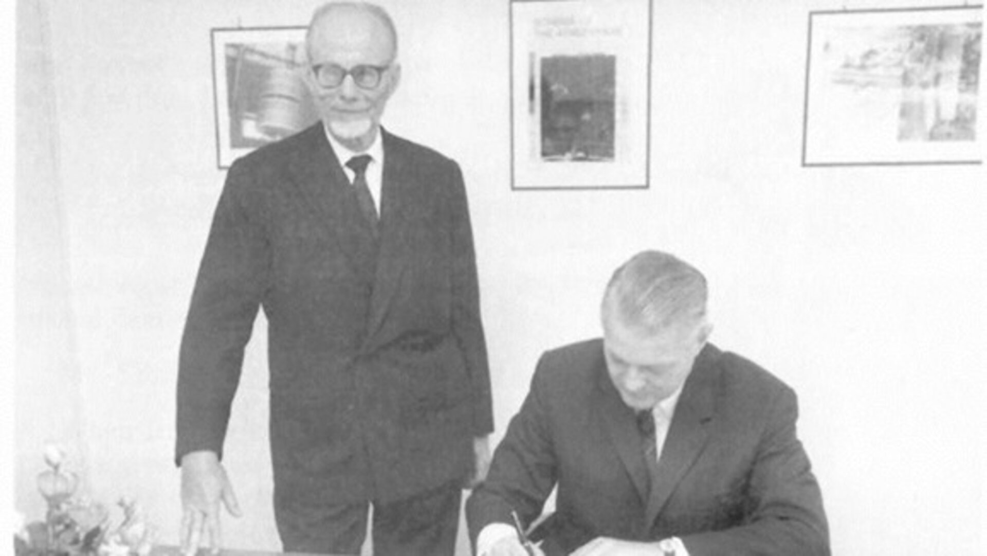 Das ESOC war am 8. September 1967 von Pierre Auger, dem ESRO-Generaldirektor (links), und dem damaligen Forschungsminister der BRD, Gerhard Stoltenberg (rechts), eröffnet worden. 