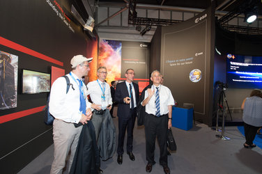 Frédéric Nordlund presents to François Rivasseau the ESA Pavilion