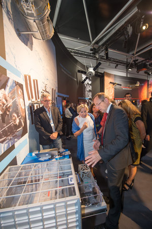Jan Wörner shows Dominique Tilmans the ESA Pavilion