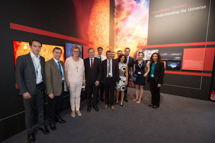 Jan Woerner shows Members of the European Parliament the ESA Pavilion