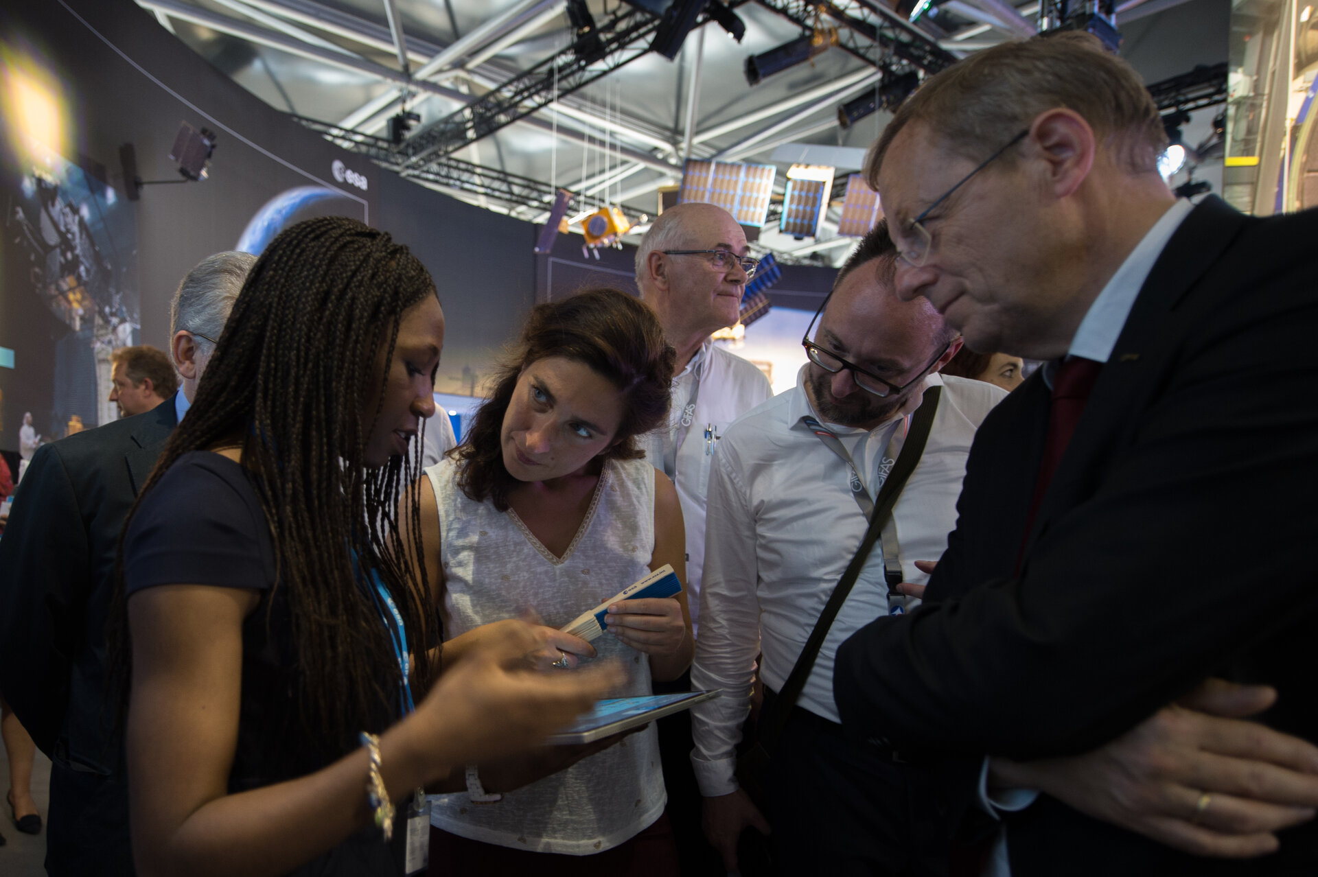 Jan Wörner shows Zuhal Demir the ESA Pavilion