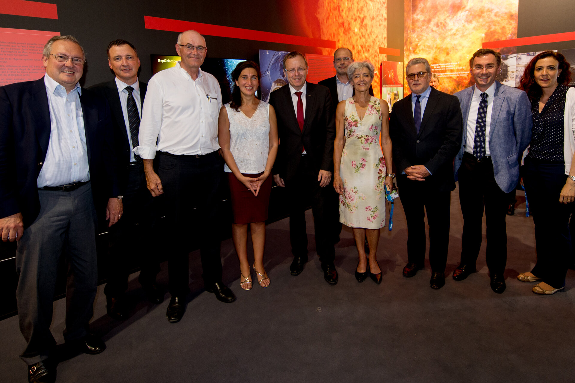 Jan Wörner shows Zuhal Demir the ESA Pavilion