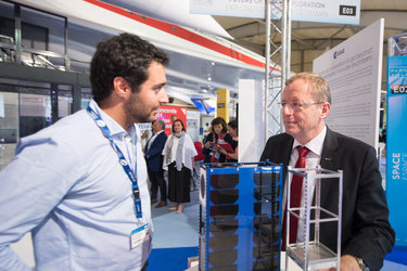 Jan Wörner visits ESA at the GIFAS Paris Air Lab