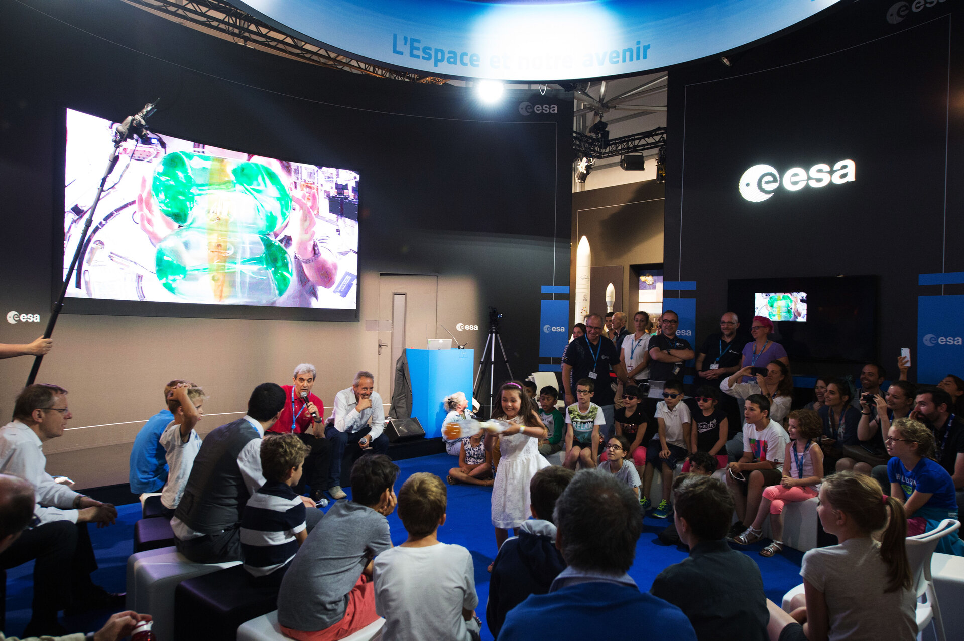 Life on the ISS explained to visitors at the ESA Pavilion