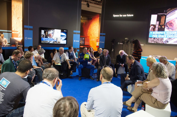 Matthias Maurer during a discussion and Q&A session with the press