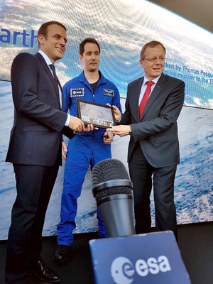 President Macron visits ESA pavilion at Le Bourget