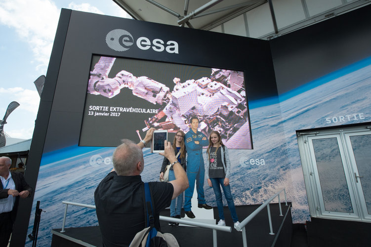 Public at the ESA Pavilion