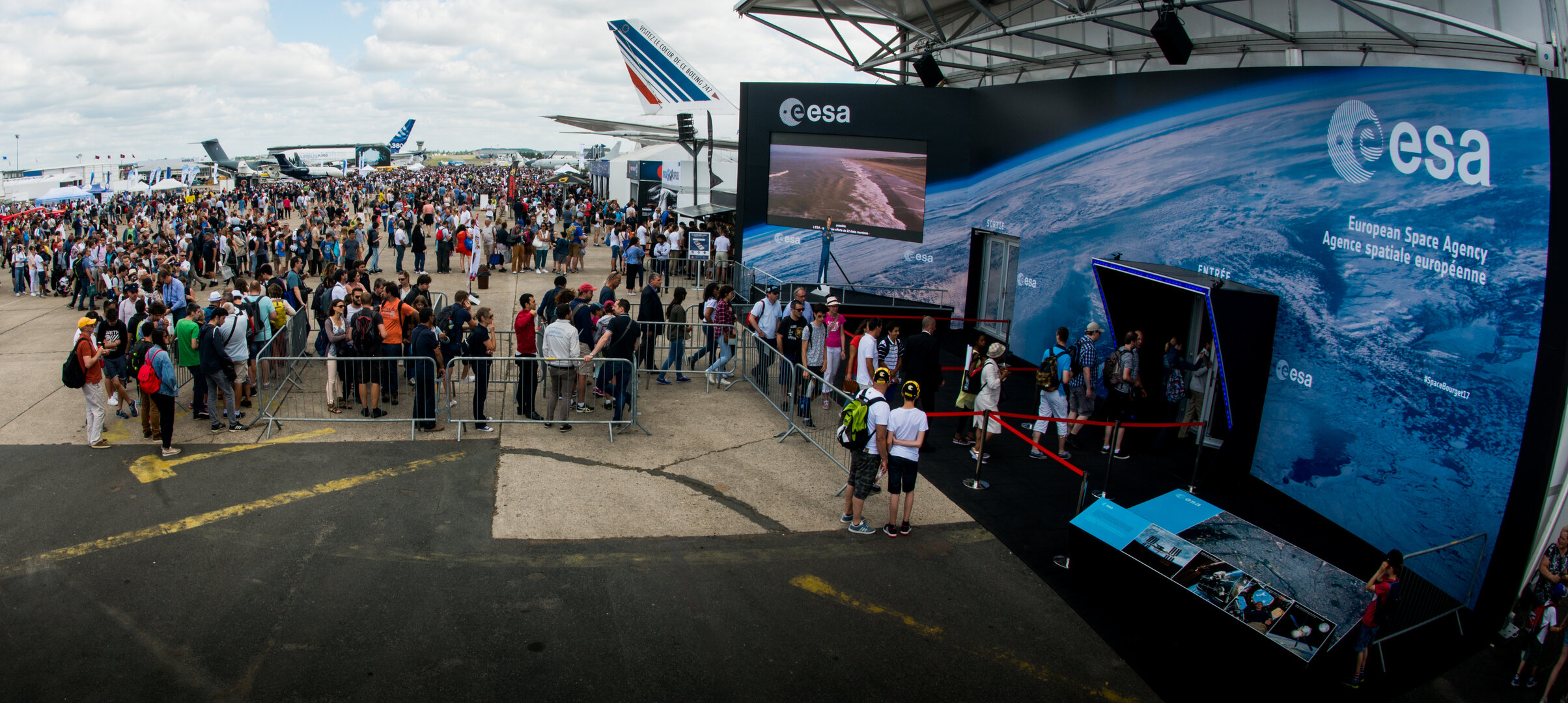 Public at the ESA Pavilion