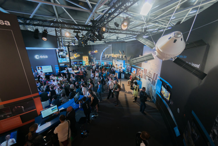 Public at the ESA Pavilion