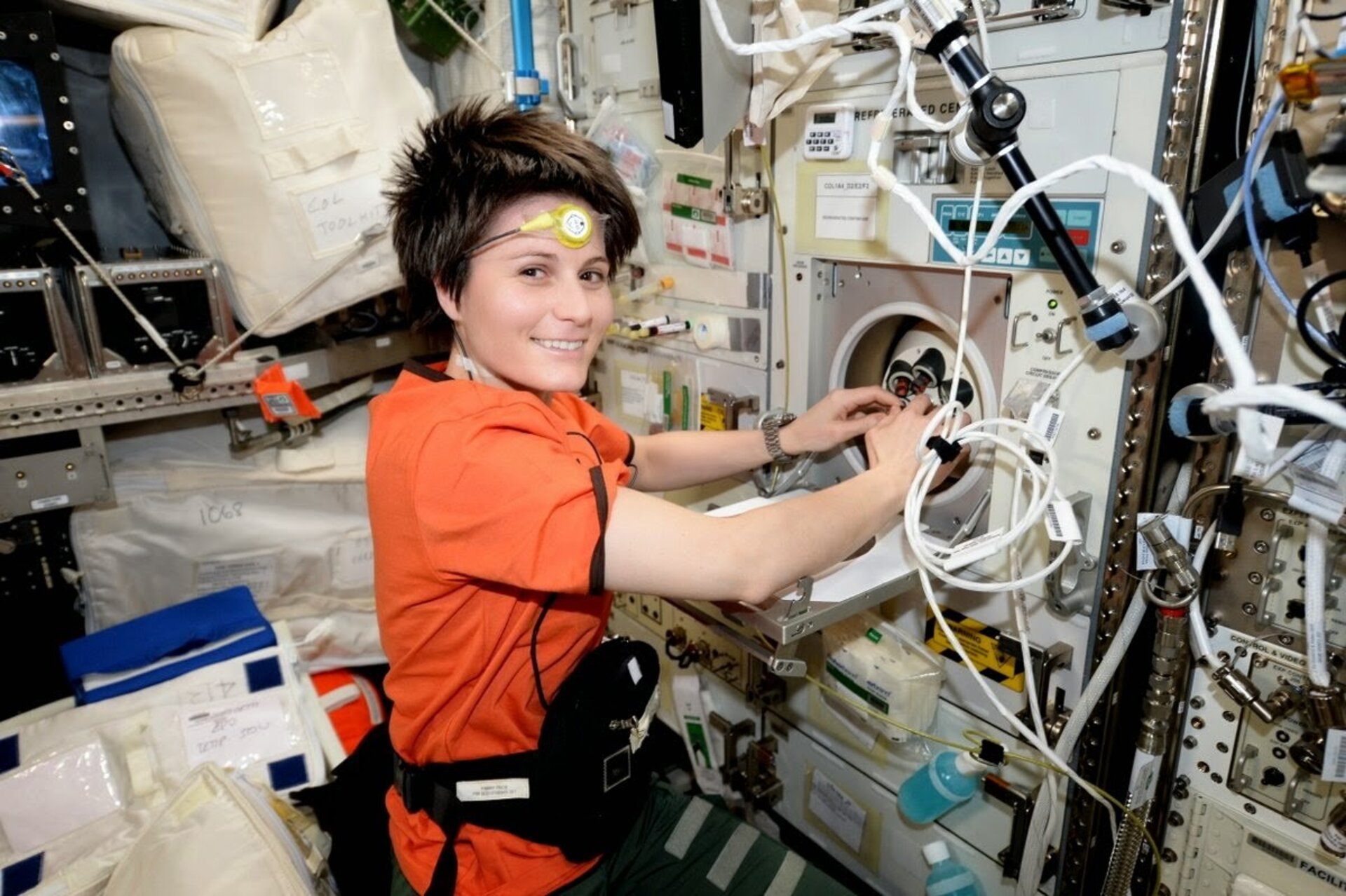 Kosmonautka Samantha Cristoforettiová využívá senzor Thermolab 
