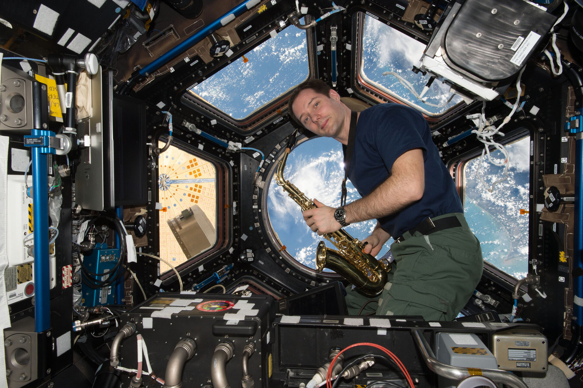 Thomas Pesquet con un saxofón en la Cúpula