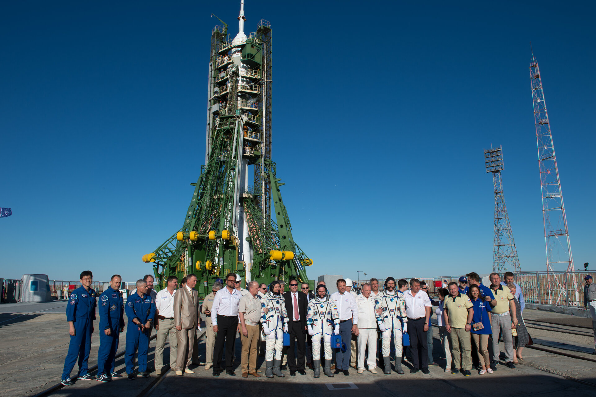 Expedition 52 crewmembers and dignitaries at the launch pad