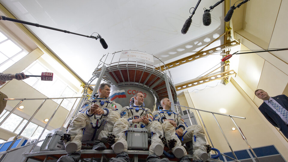 Paolo and crew during Soyuz exam