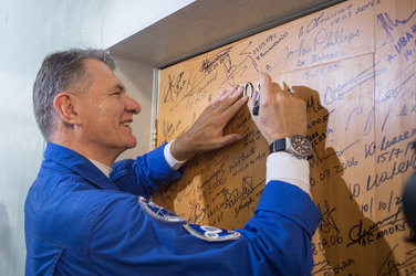 Paolo Nespoli performs the traditional door signing at the Cosmonaut Hotel 