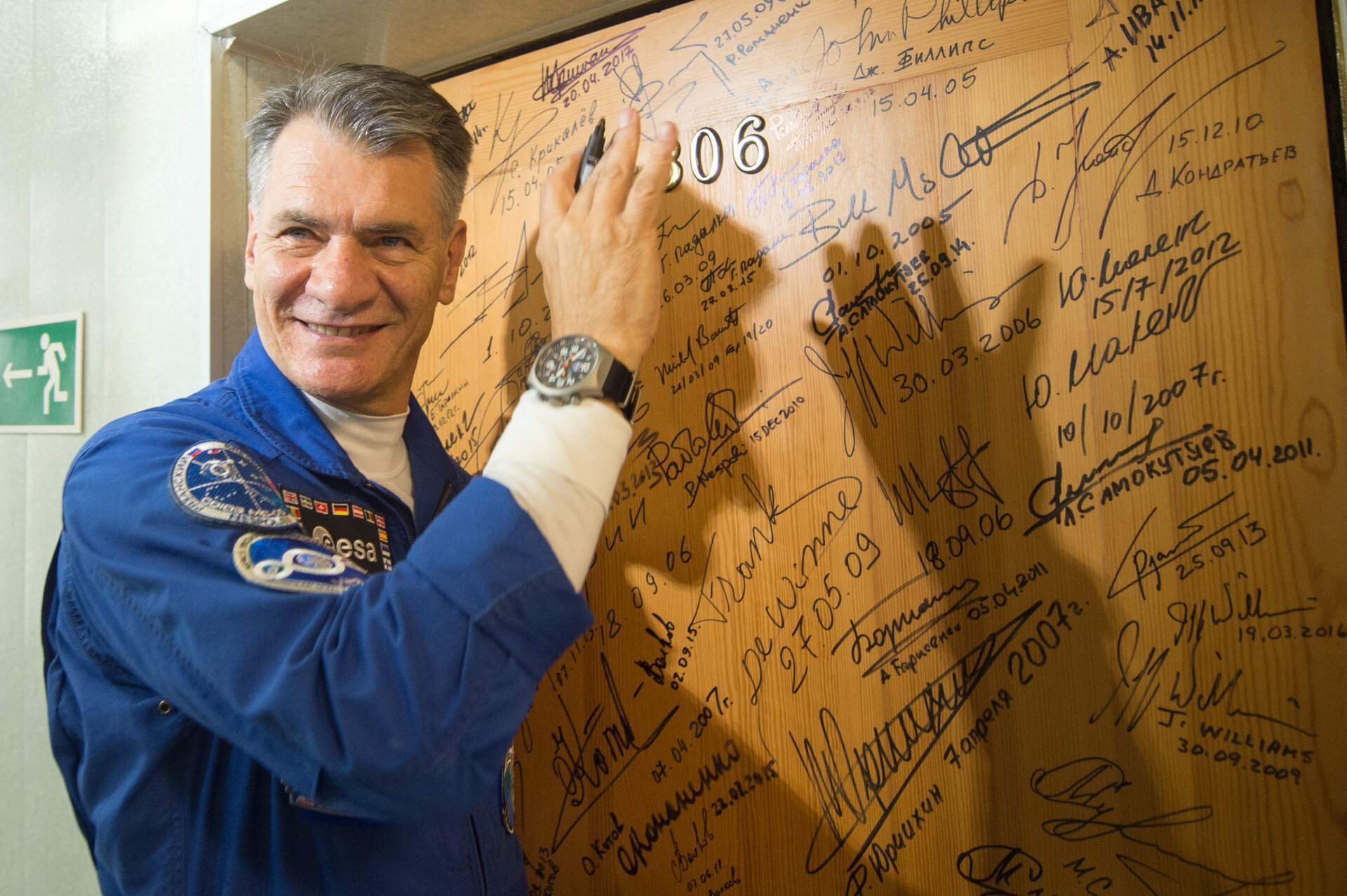 Paolo Nespoli performs the traditional door signing at the Cosmonaut Hotel 