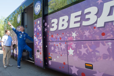 Paolo Nespoli waves farewell to family and friends