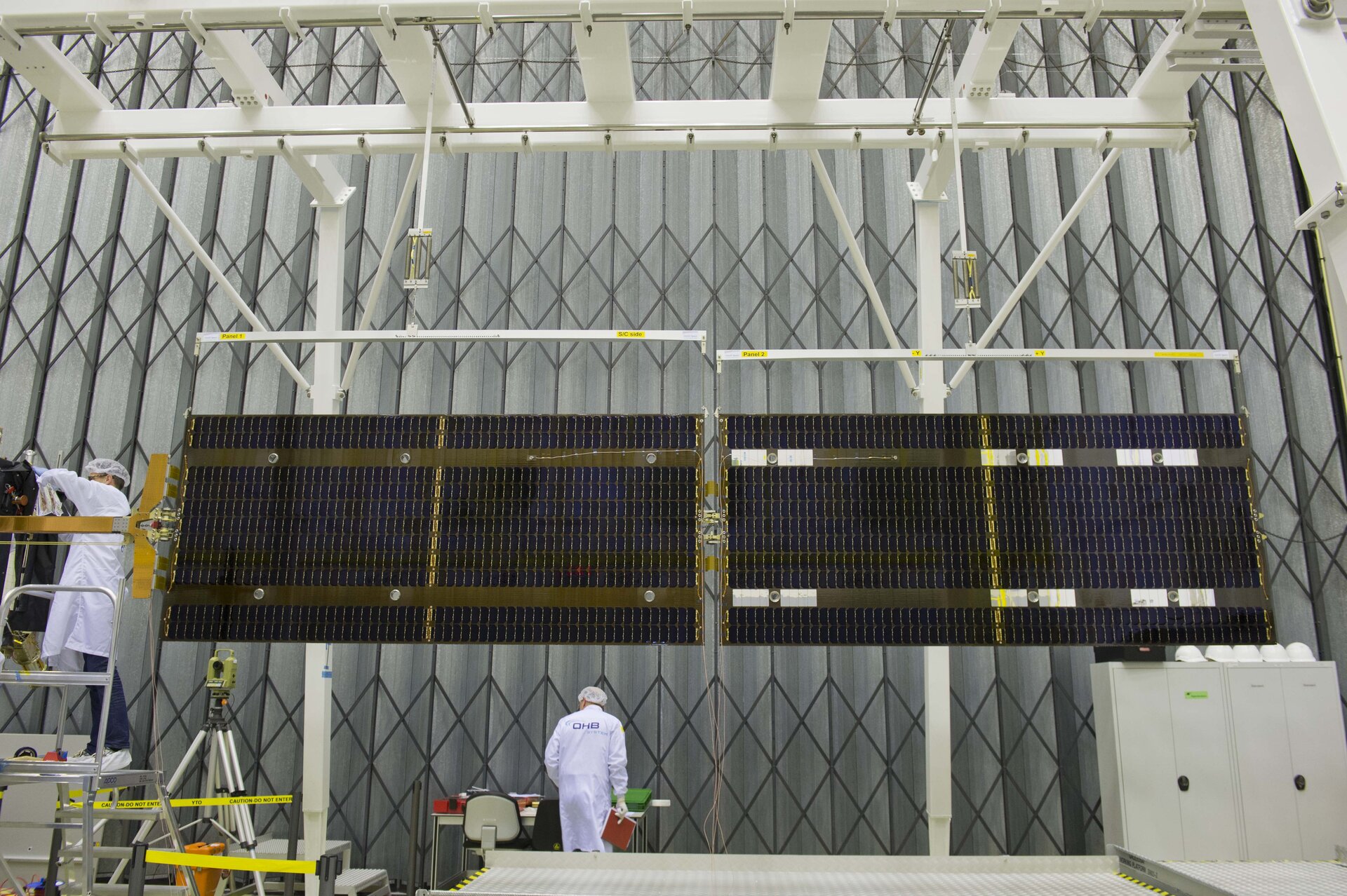 Side view of deployed Galileo solar wing