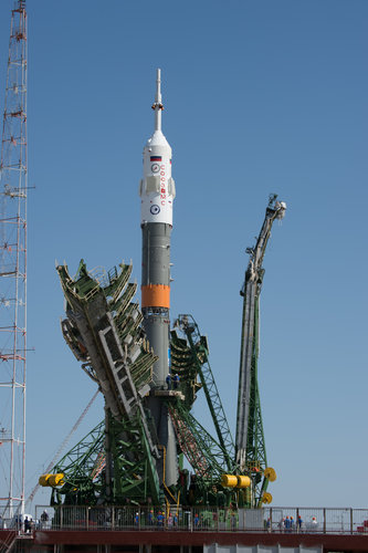 Soyuz MS-05 spacecraft moved into vertical position