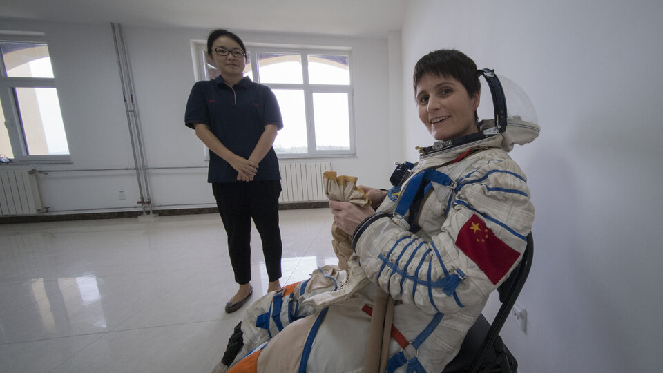 Samantha Cristoforetti con la tuta spaziale cinese