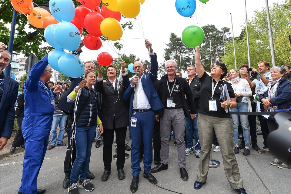 Bundeswirtschaftsministerin Brigitte Zypries und das ESA-Management geben mit bunten Ballons Startschuss zum Besucherrundgang