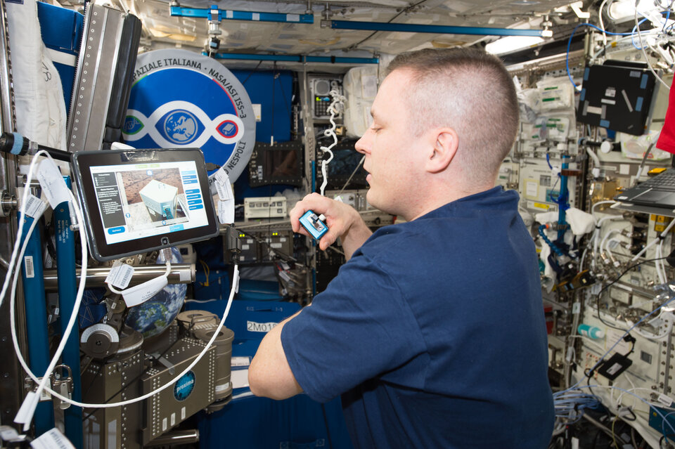 Astronaut Jack Fischer řídí robota Justina