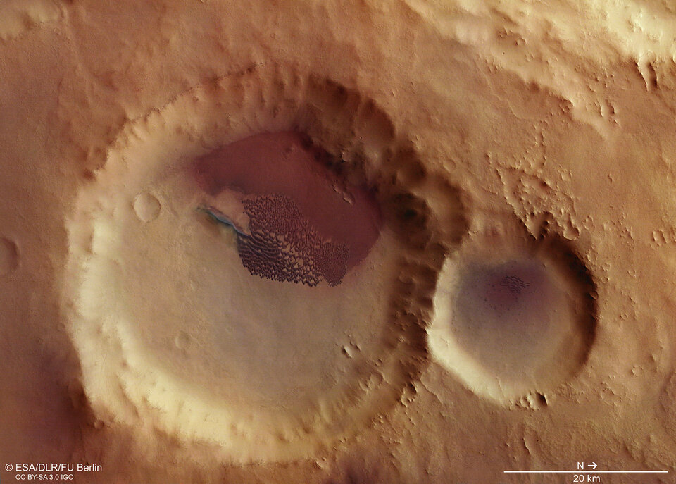 Campo de dunas en un cráter, vista de planta