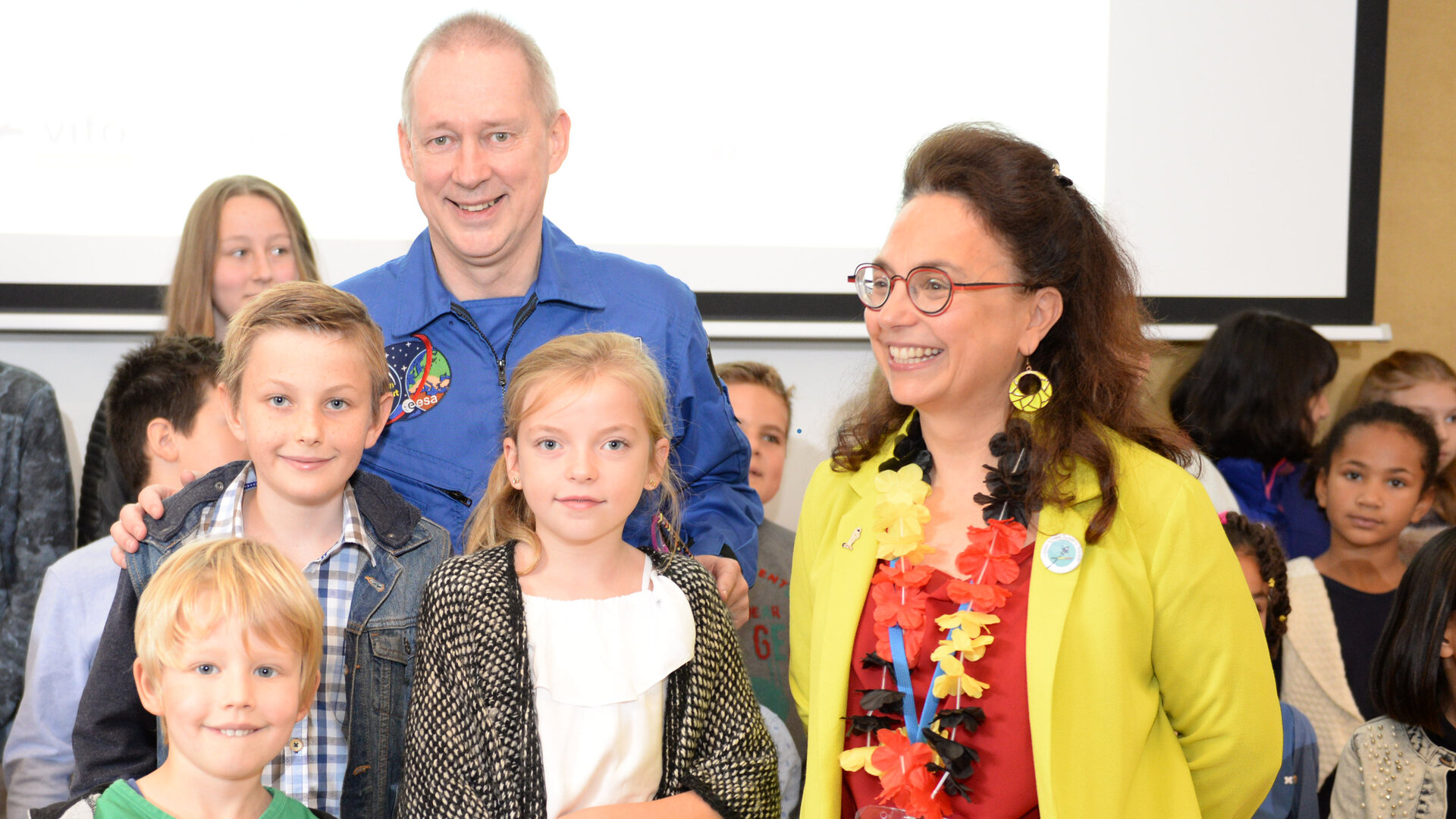 Frank De Winne et Sarah Baatout du SCK-CEN avec des élèves de l'école internationale de Mol