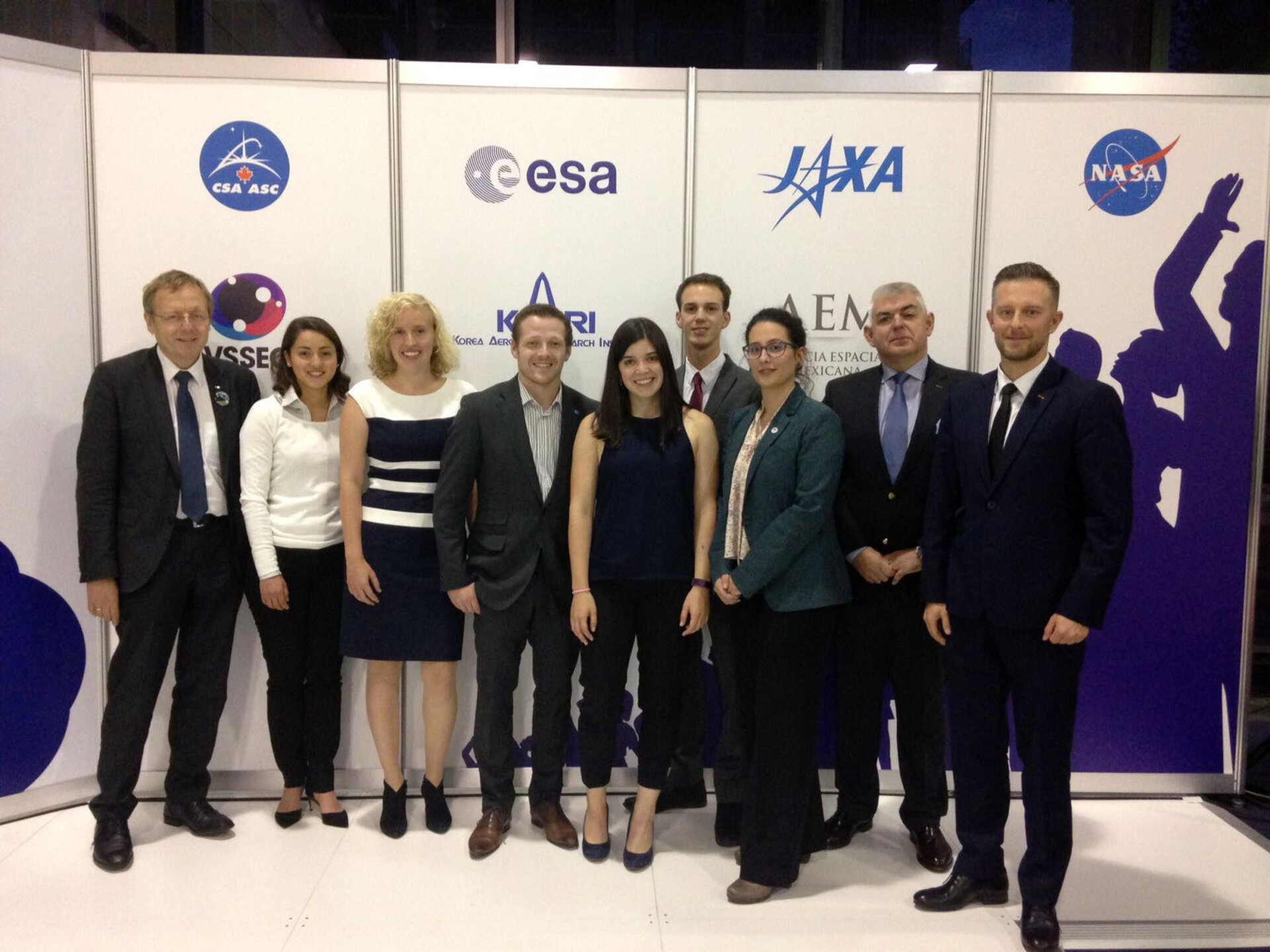 ESA Education staff and sponsored students meet with ESA's Director General
