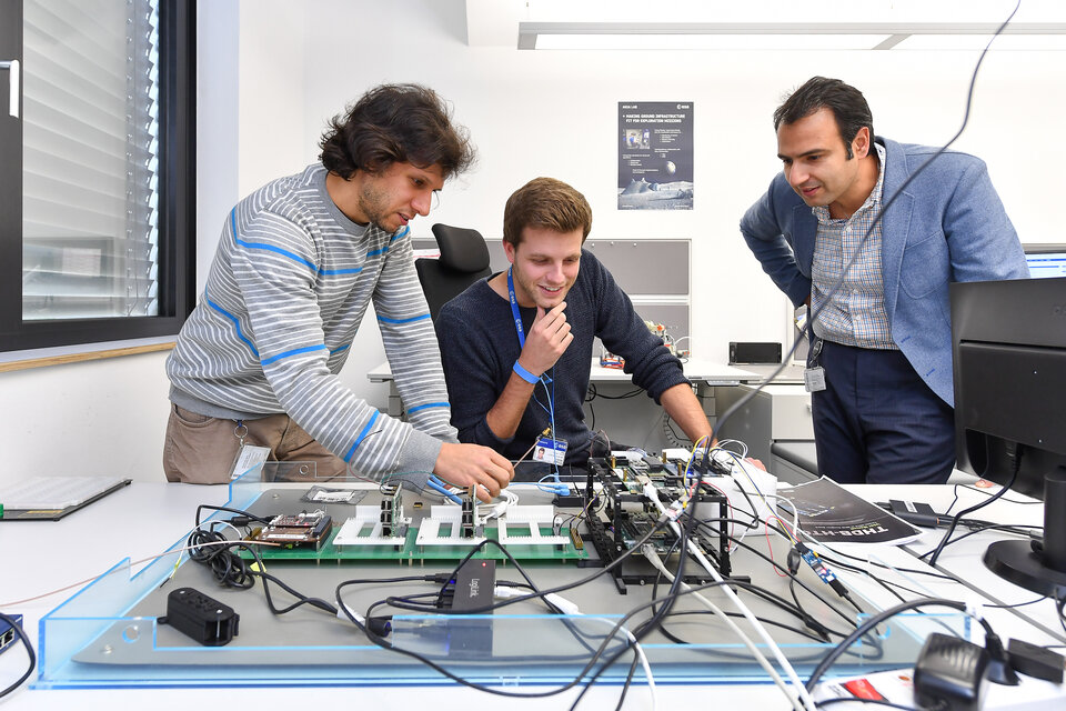 Mehran Sarkarati und sein Team im AGSA Lab