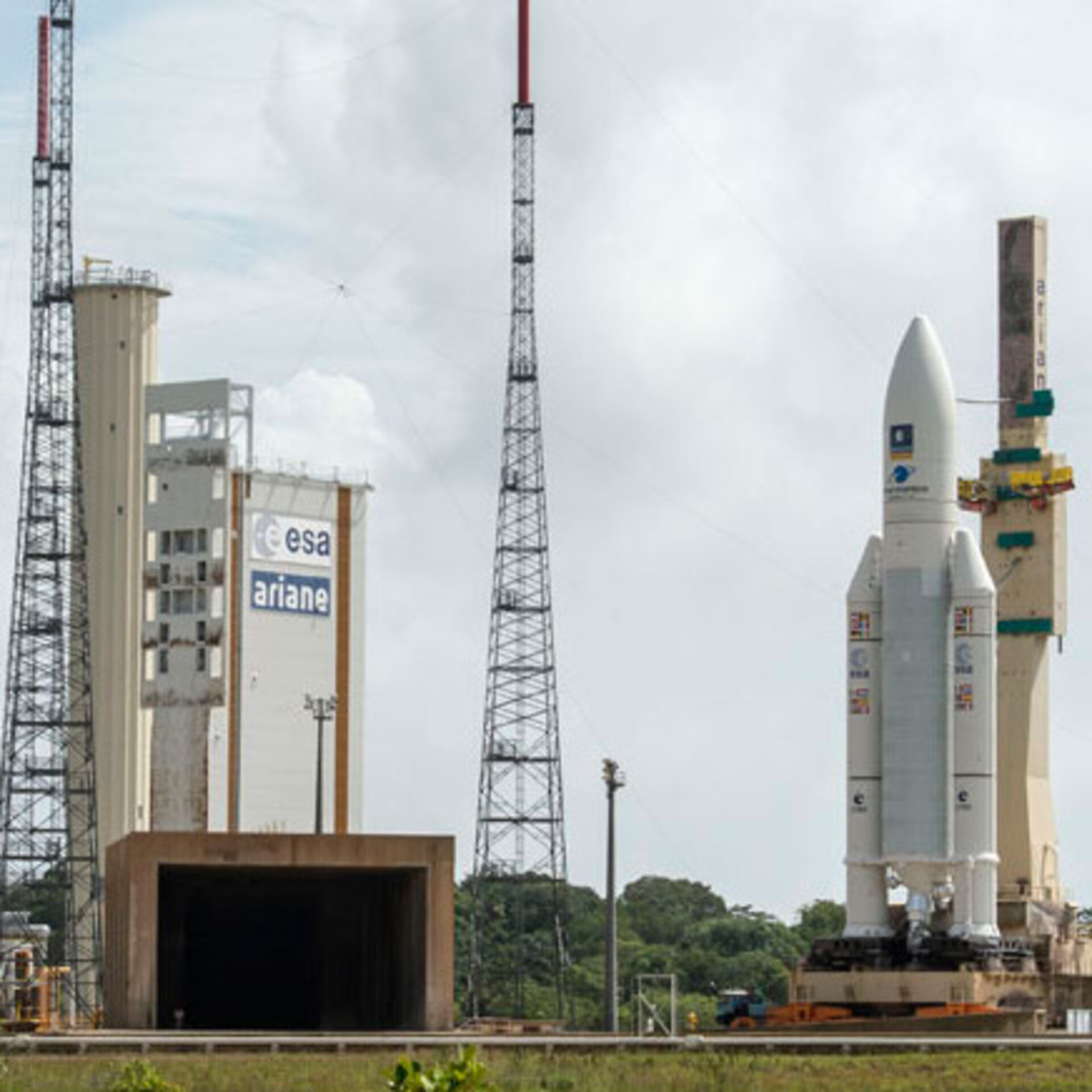 Ariane 5 on way to launch zone