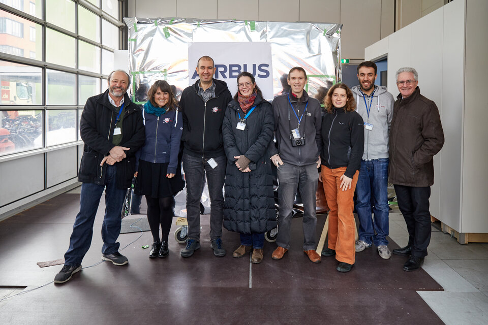 Das BepiColombo-Team um Elsa Montagnon mit dem Engineering-Modell im ESOC 