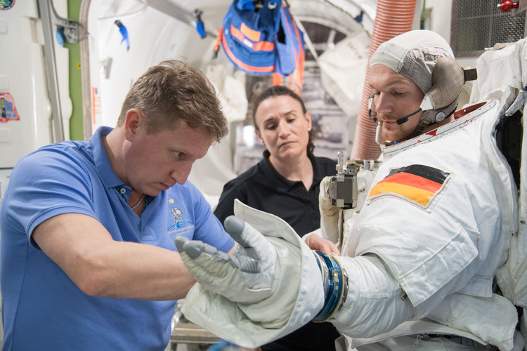 Expedition 56/57 crew members training 