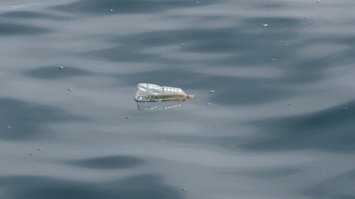 Plástico flotando en el mar
