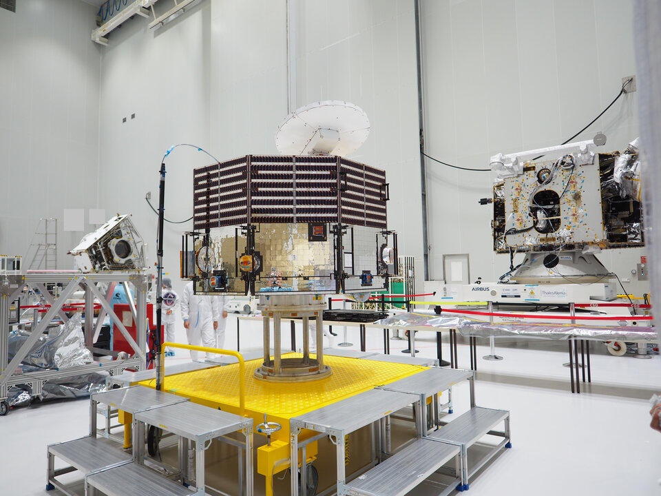 Die Module des BepiColombo-Satelliten am Raketenstartplatz in Kourou