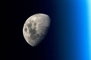 Слика од Месечината направена од Интернационалната Вселенска Станица (International Space Station)