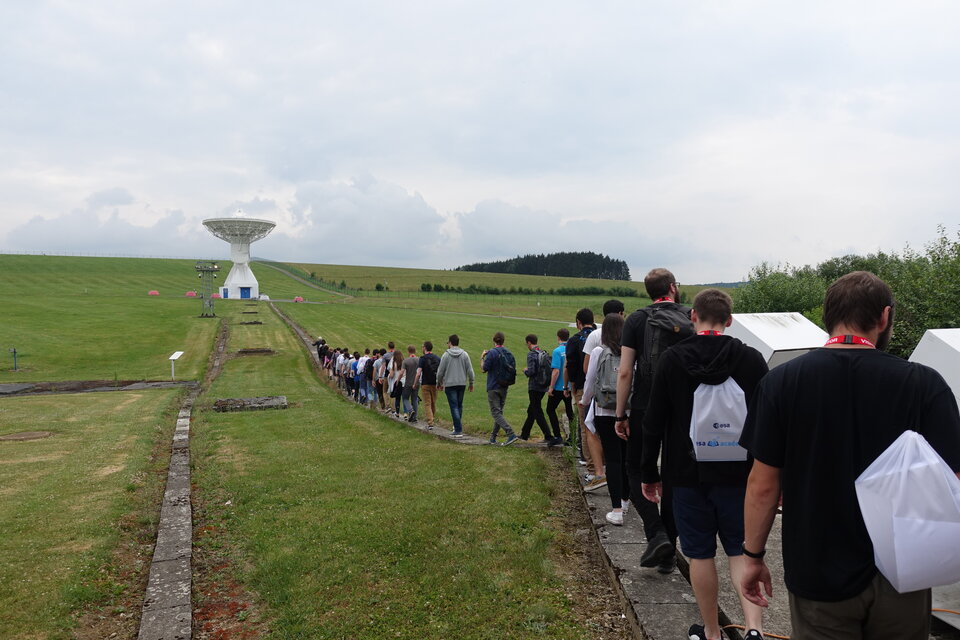 Students approaching the Redu-1 antenna.